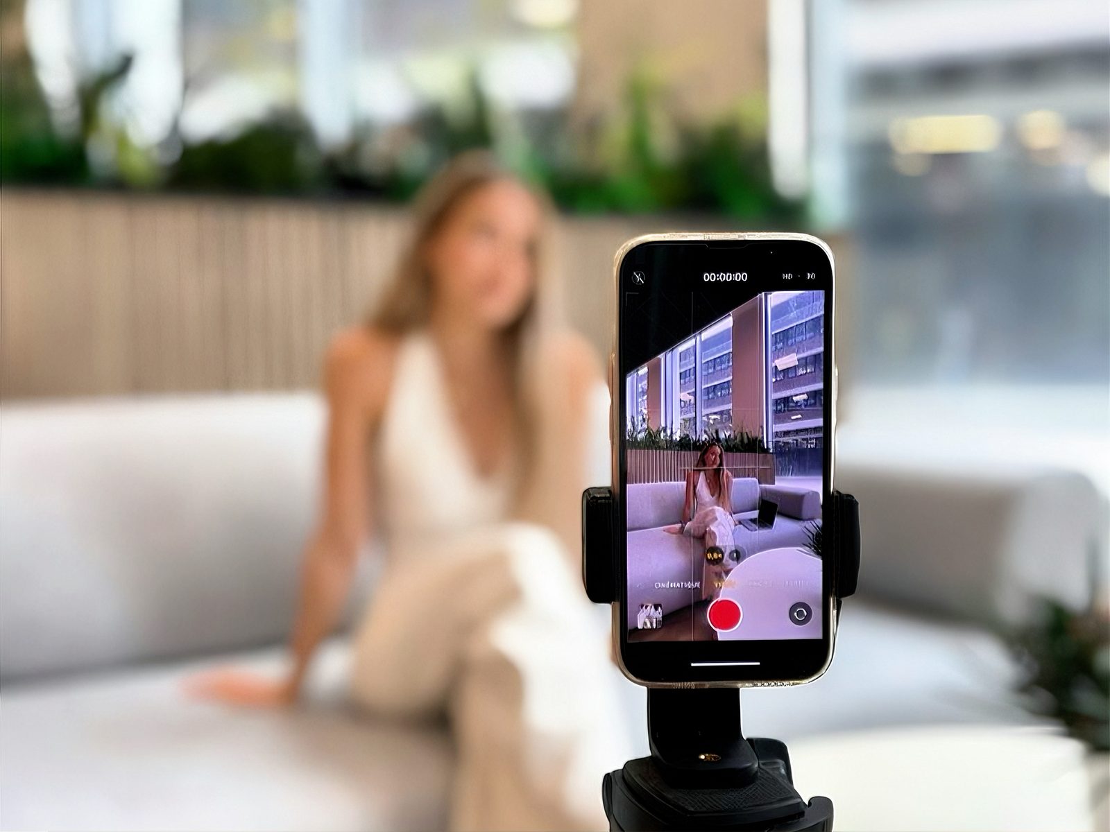 Galambos Eszter forgatás közben, gimbal állványon telefonnal